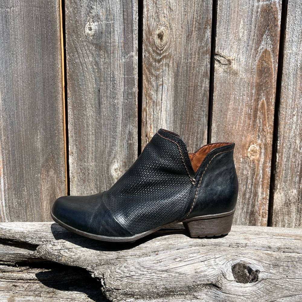 Rockport Cobb Hill Women's Gratasha V-Cut black boots size 7.5